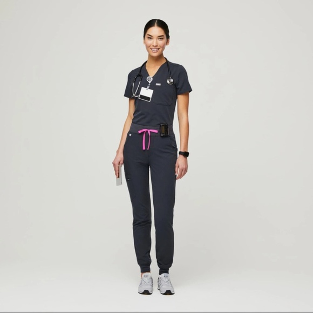 Wear Figs XXS slim fit Catarina top with XXS Zamora jogger in color Night Sky!